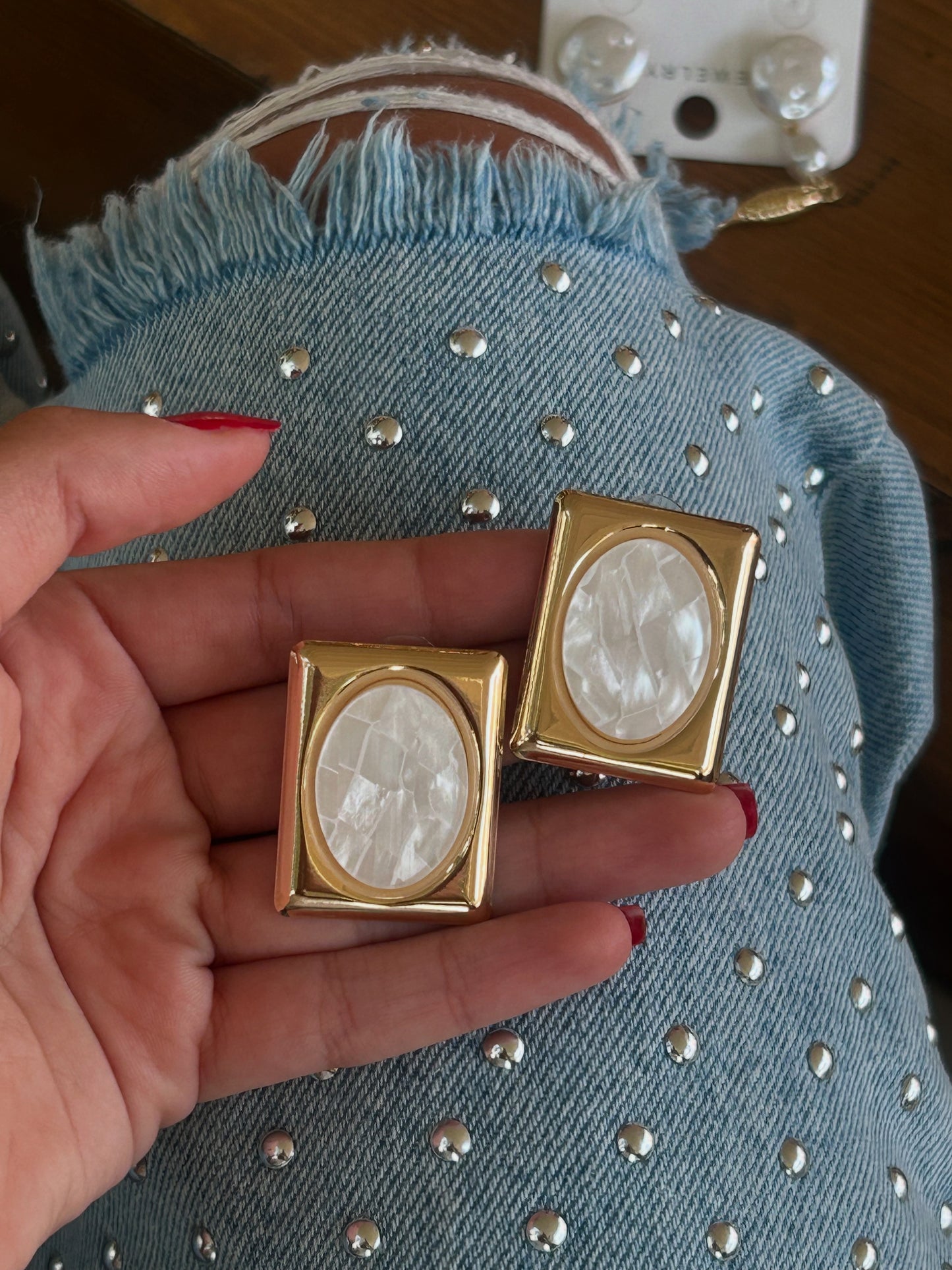Beyaz mineli gold küpe