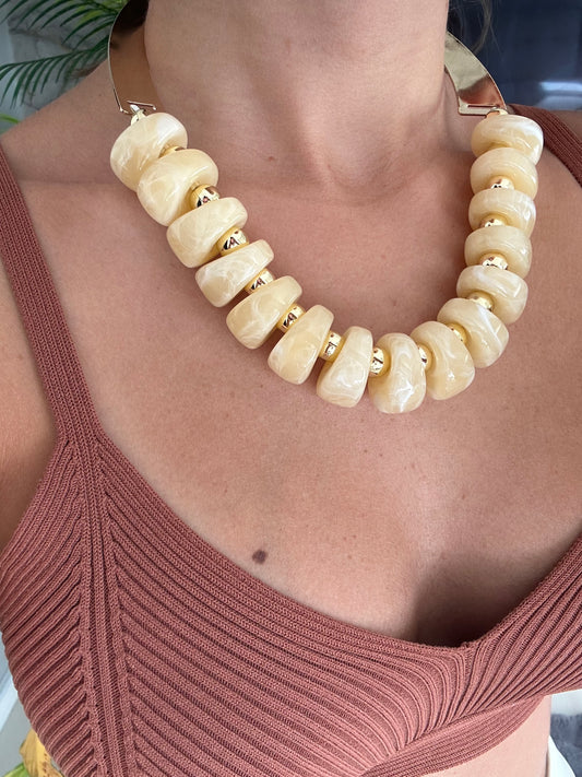 Gold detay krem kolye